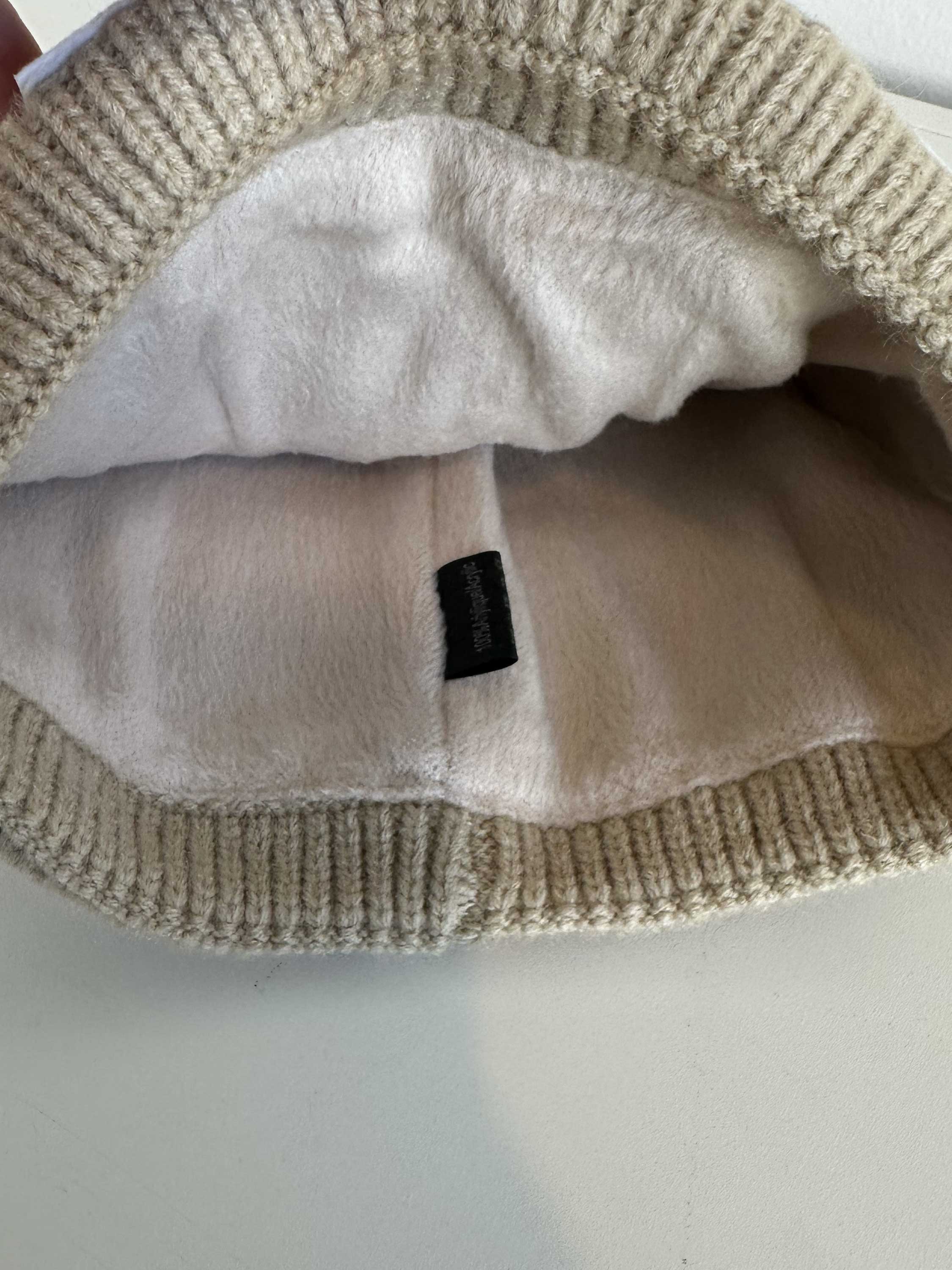 Neta - Strikhue med hvid tekst